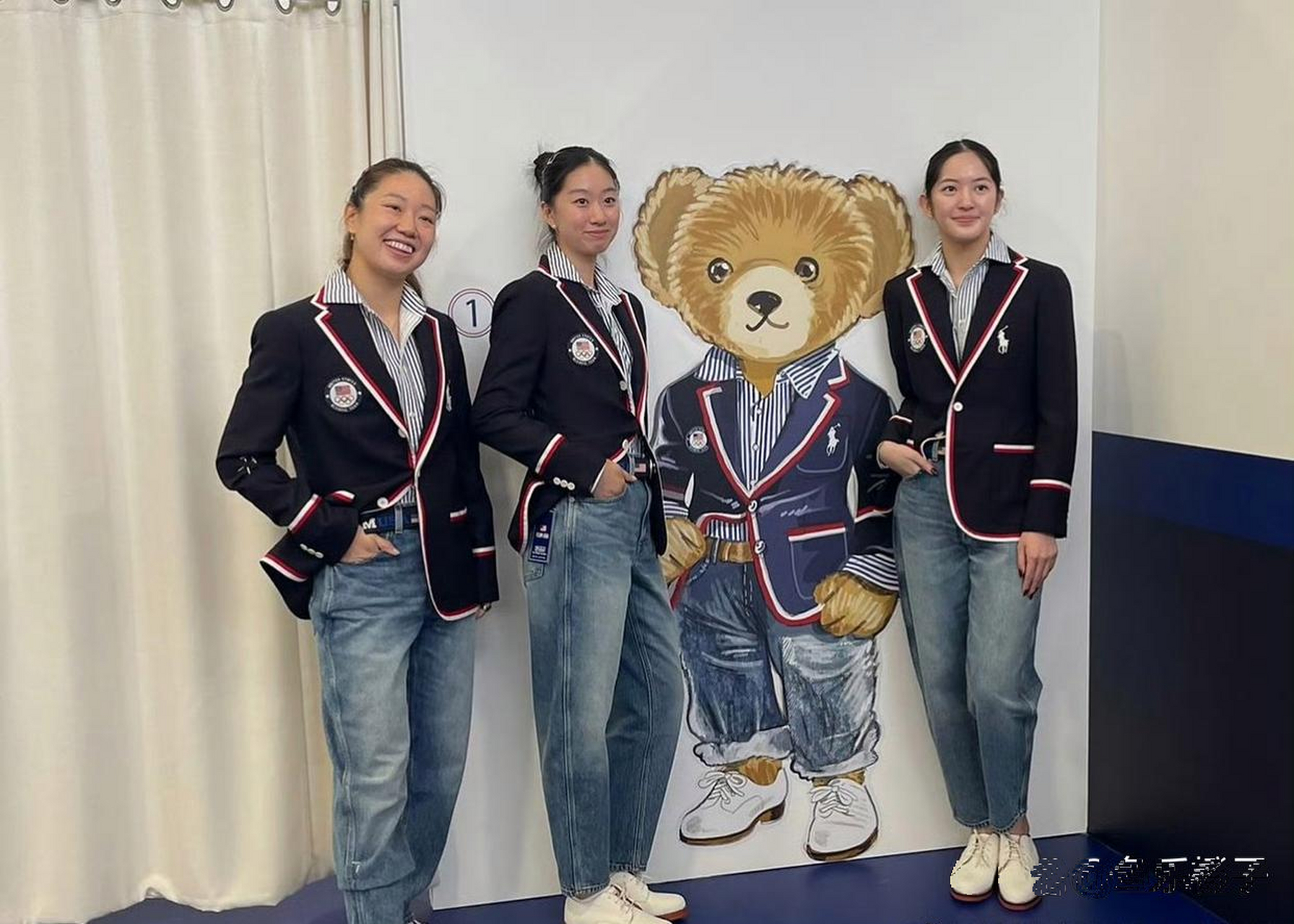 美国女队试穿巴黎奥运会的开幕式服装和队服这个三个华裔美女:张安,王