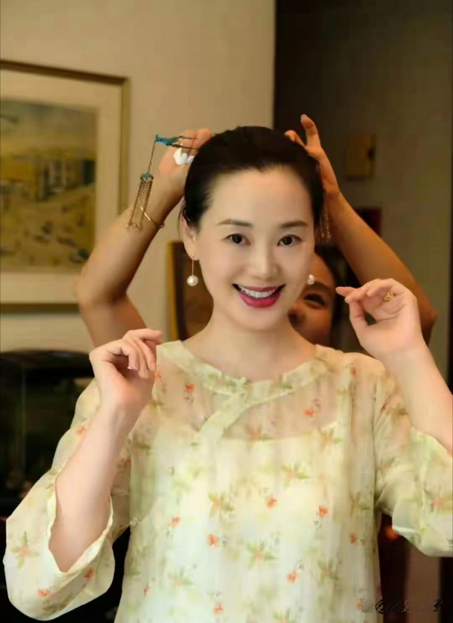 林依轮老婆西华,50多岁了!