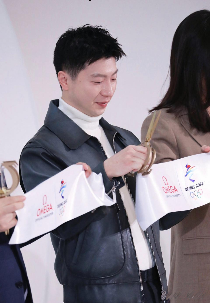 马龙这灿烂的笑容,代表着乐观自信,让人赏心悦目.