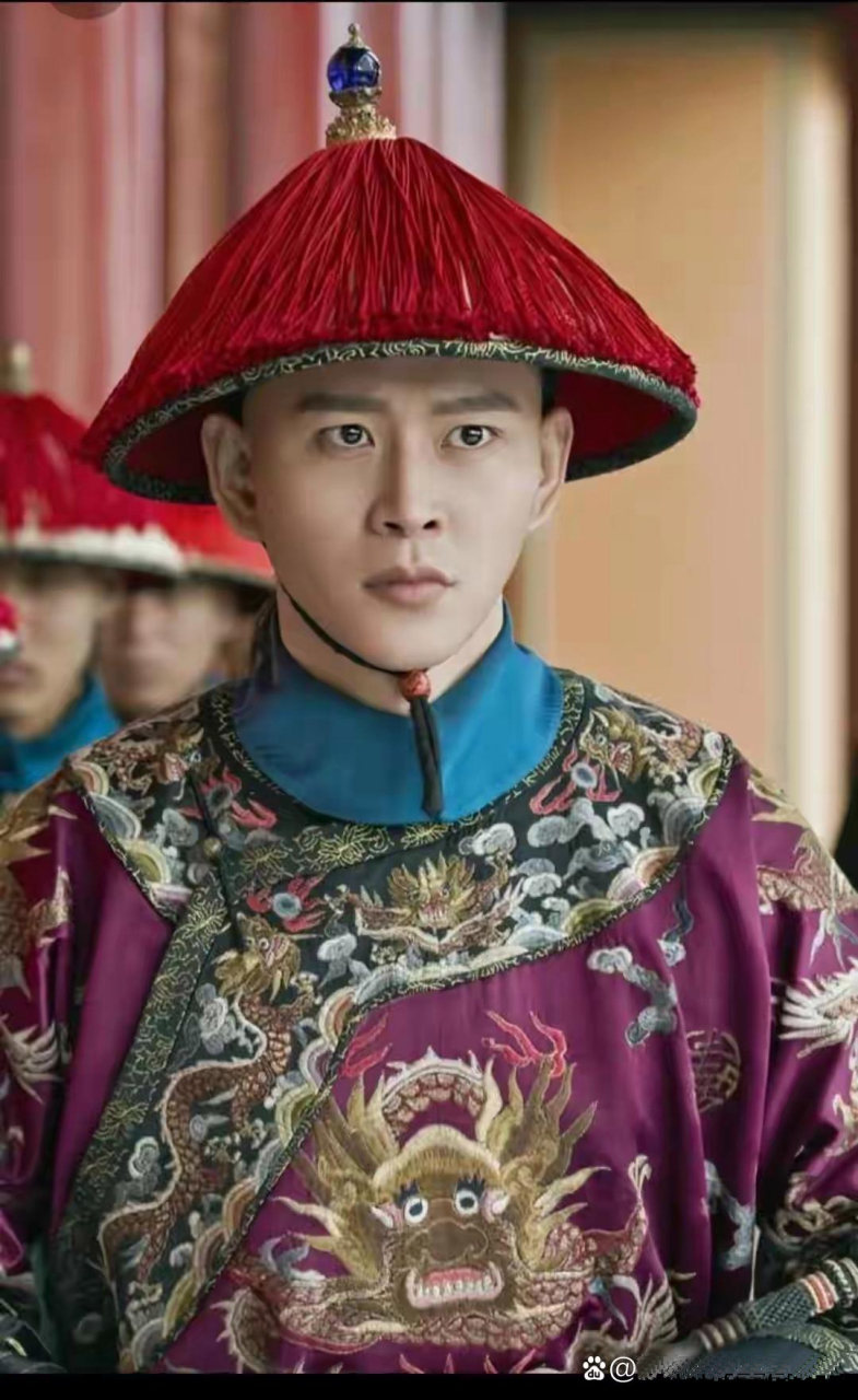 凌云彻变成太监之后,整个人都猥琐了,再看看人家进忠和李玉,齿白唇红
