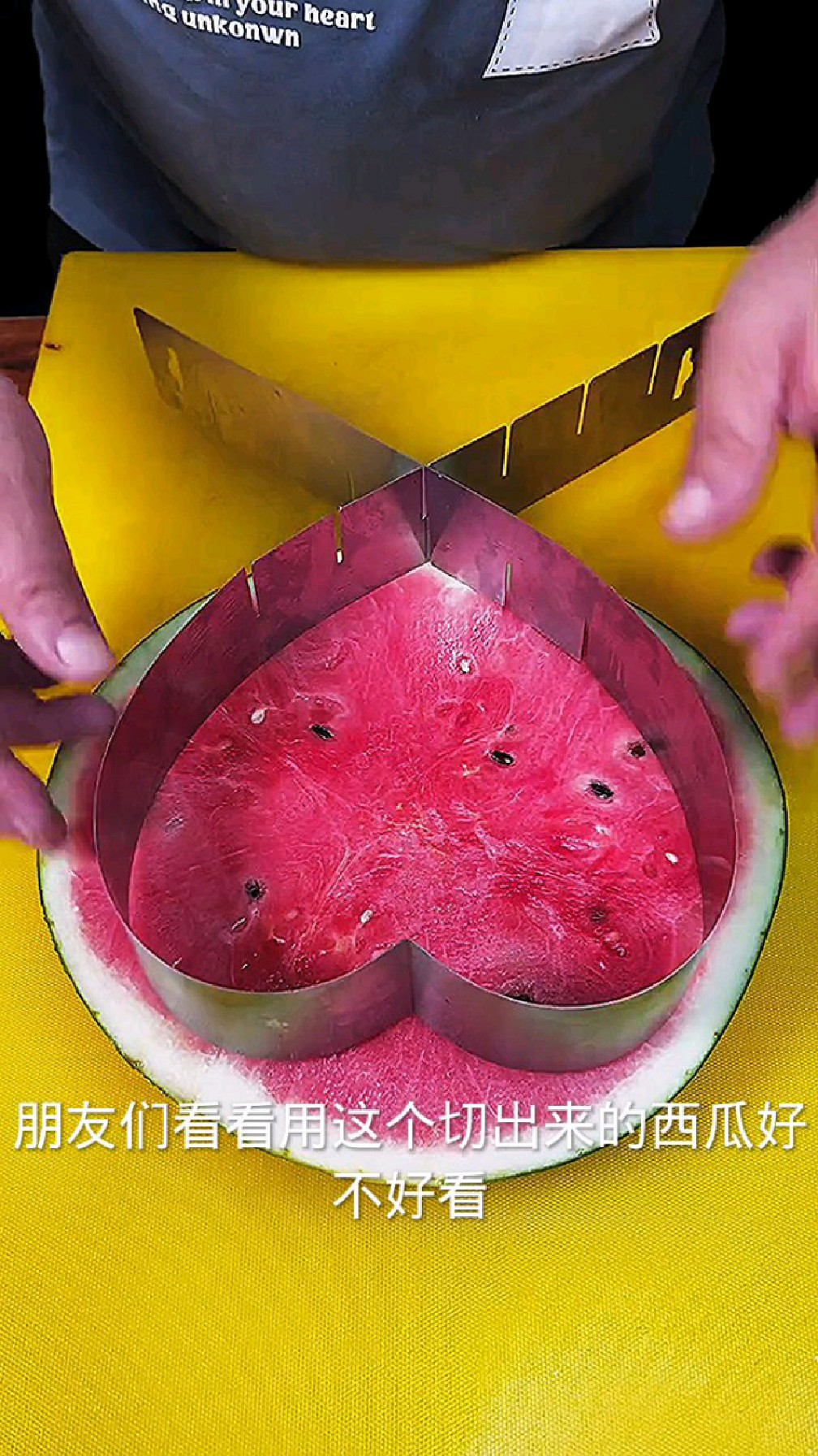 这样切出来的爱心形状西瓜太好看了
