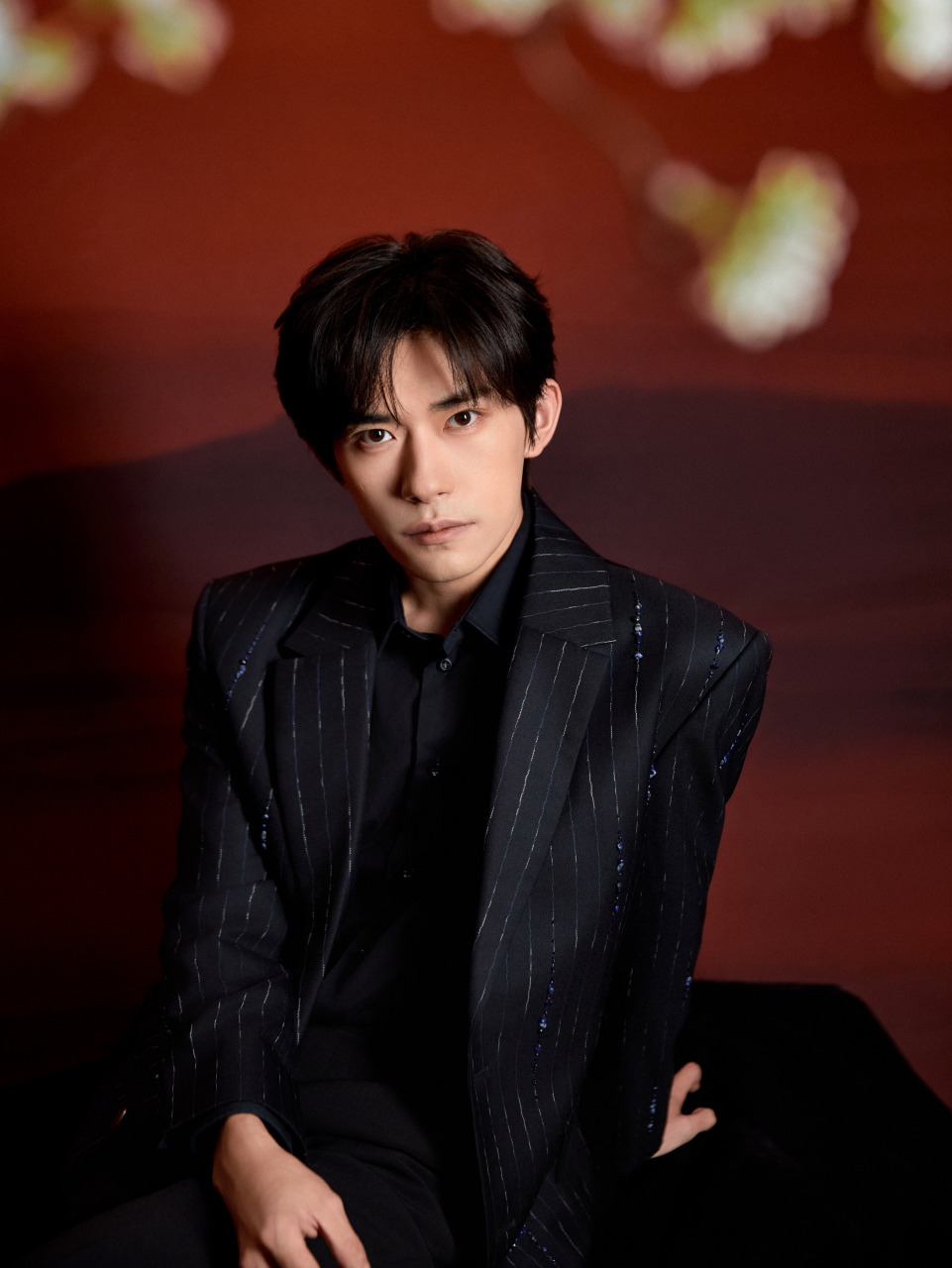 易烊千玺的眼神真的好神奇,感觉能透过镜头直接看穿我灵魂似的,想接近