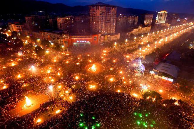 各地方举办的火把节呢,他有原生态的