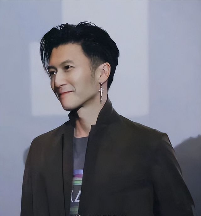 谢霆锋演唱会深v衬衫!行走的荷尔蒙,魅力全开!