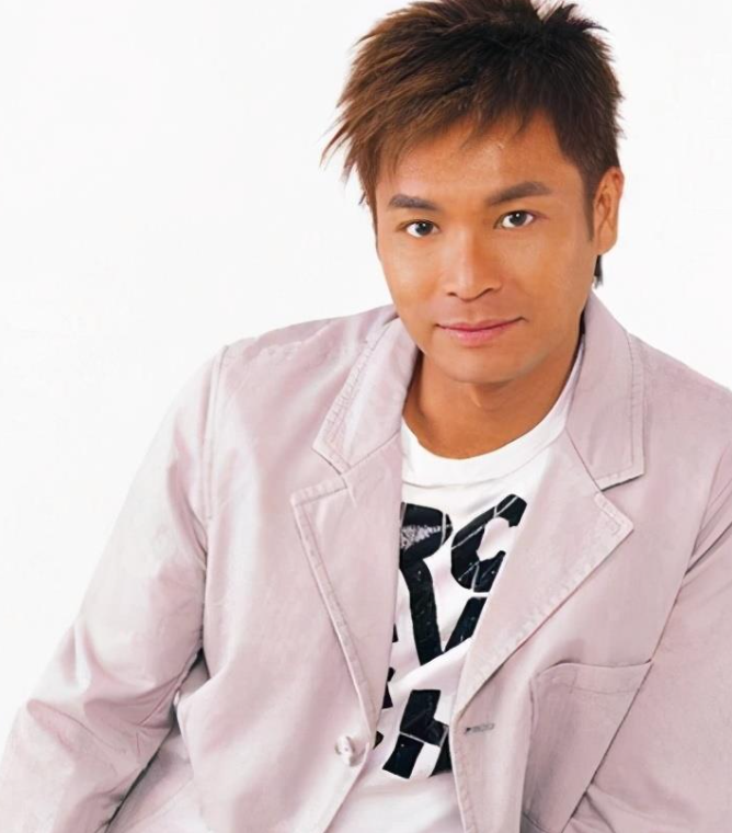 郭晋安颜值回归,面容自然焕发,告别蜡像,网友:找回了帅气!