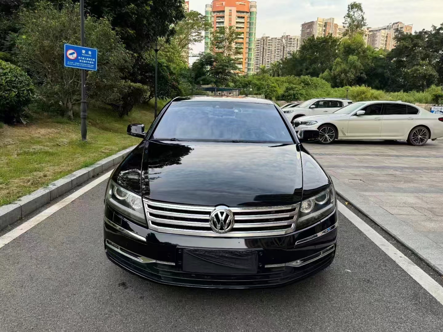 黄江二手车商很头疼的车型之一大众辉腾w12,在店三个月16万难卖