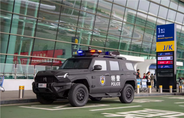 中国第一款防弹硬派越野车:东风猛士917特警版,防弹玻璃厚2.3cm