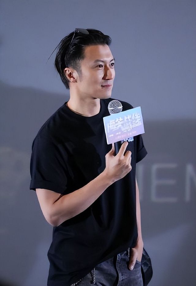 谢霆锋演唱会深v衬衫!行走的荷尔蒙,魅力全开!