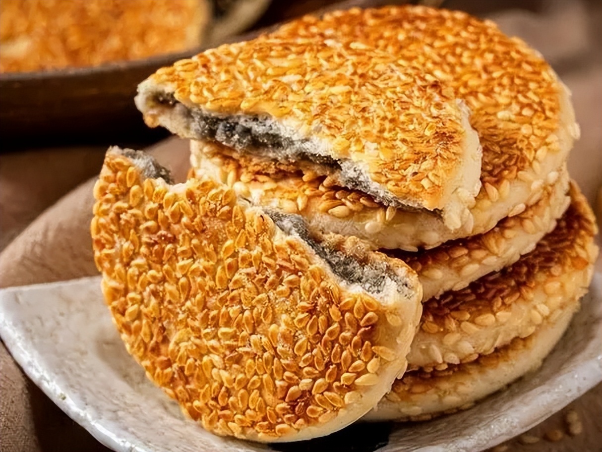 黄石港饼,湖北黄石的一张美食名片,虽外表朴素无华,却内藏乾坤,令人