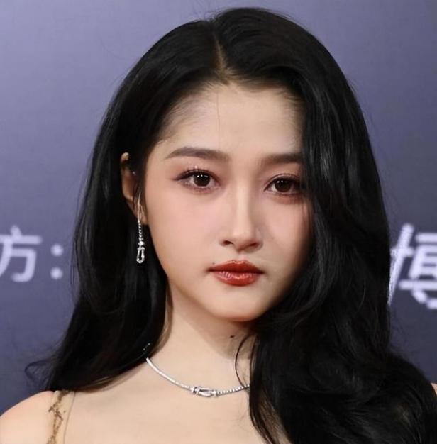 女明星"生图"多能打?脱离了滤镜精修,很少有人可以驾驭浓妆吧