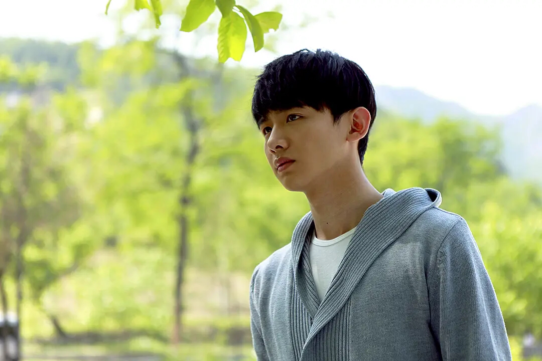 在经纪人的支持下,白敬亭毅然成立了自己的工作室.