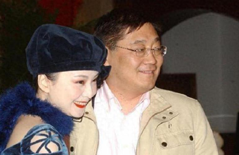 结婚23年她的内衣都是丈夫洗,在丈夫入狱后,安雯为夫还债三千万