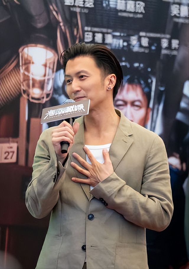 谢霆锋演唱会深v衬衫!行走的荷尔蒙,魅力全开!