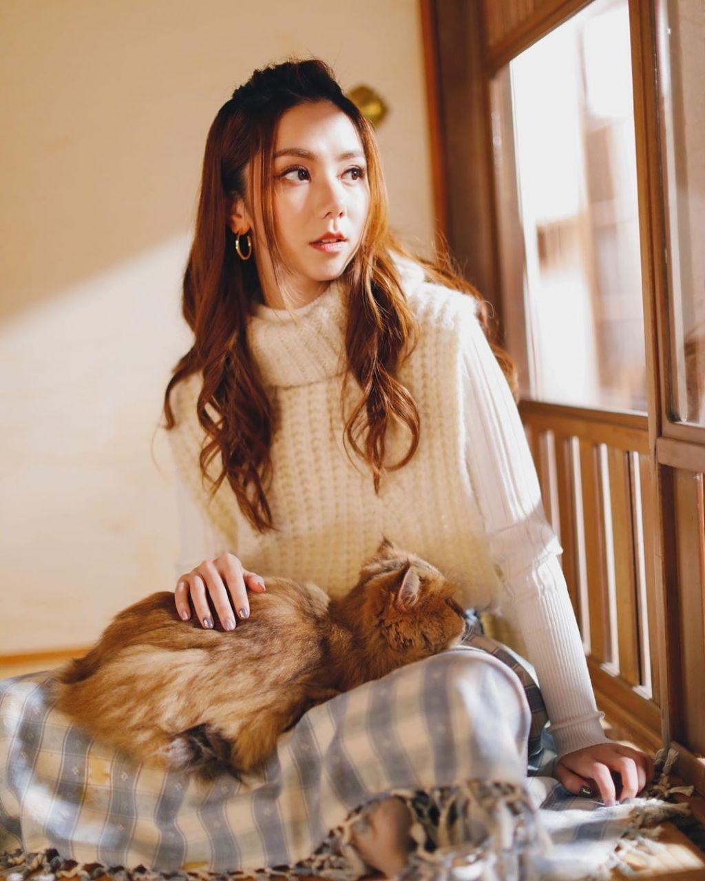 邓紫棋精致白色毛衣搭配破洞牛仔裤,时髦又大气