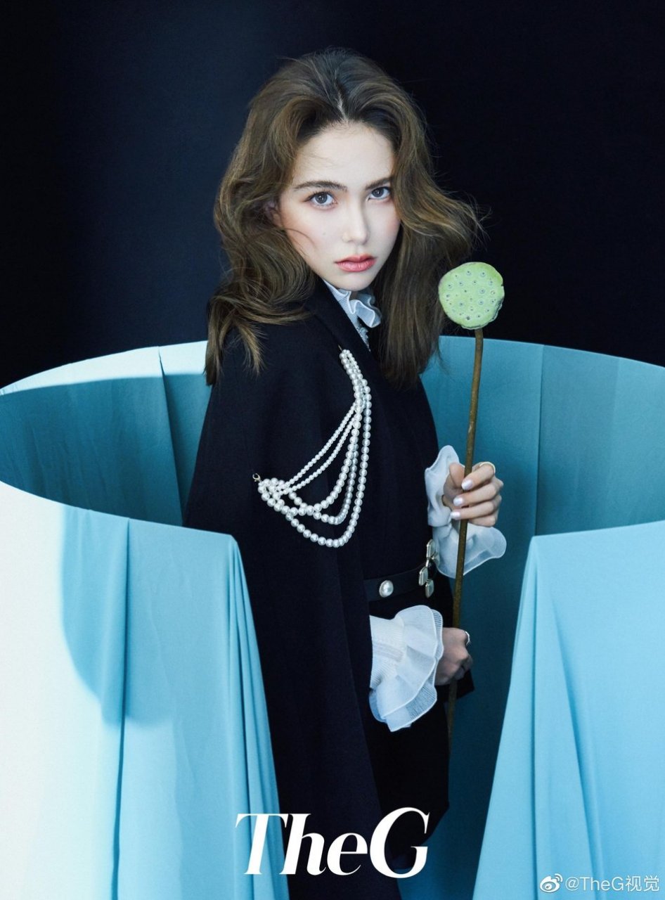 昆凌最新杂志大片秀美肩锁骨细嗅花香尽显温柔恬静