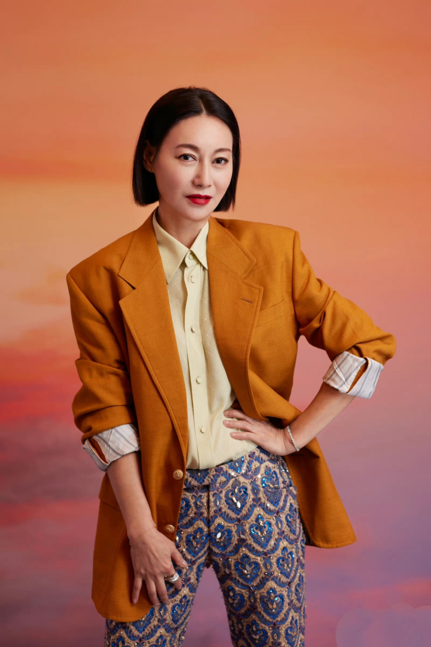 惠英红这身西服,干练也柔和.