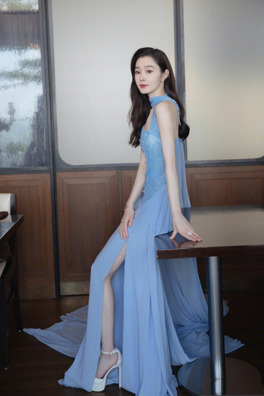 宋轶蓝裙轻舞,仙气缭绕,一袭礼服尽显超凡脱俗之美