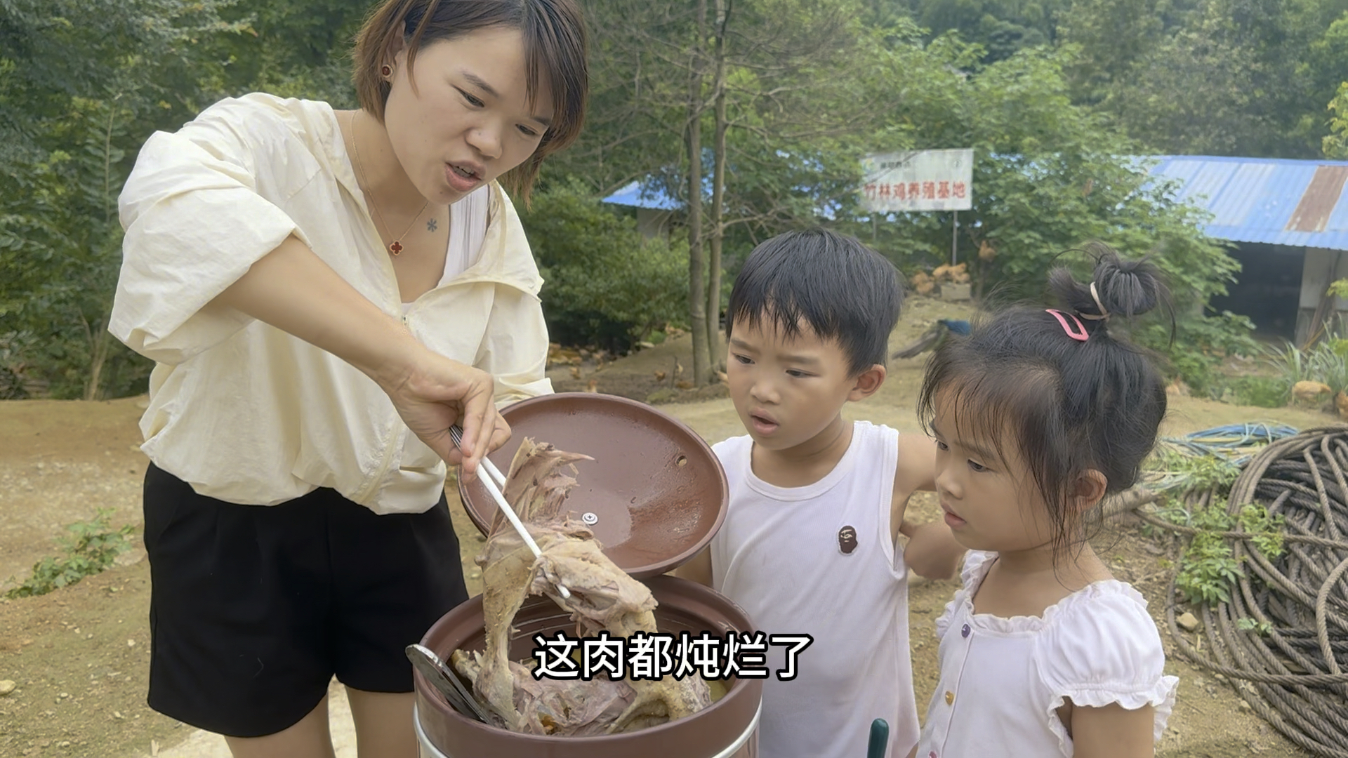 鱼米妈难得的清闲,孩子有人婆婆帮带,特意炖一锅汤给三个孩子喝