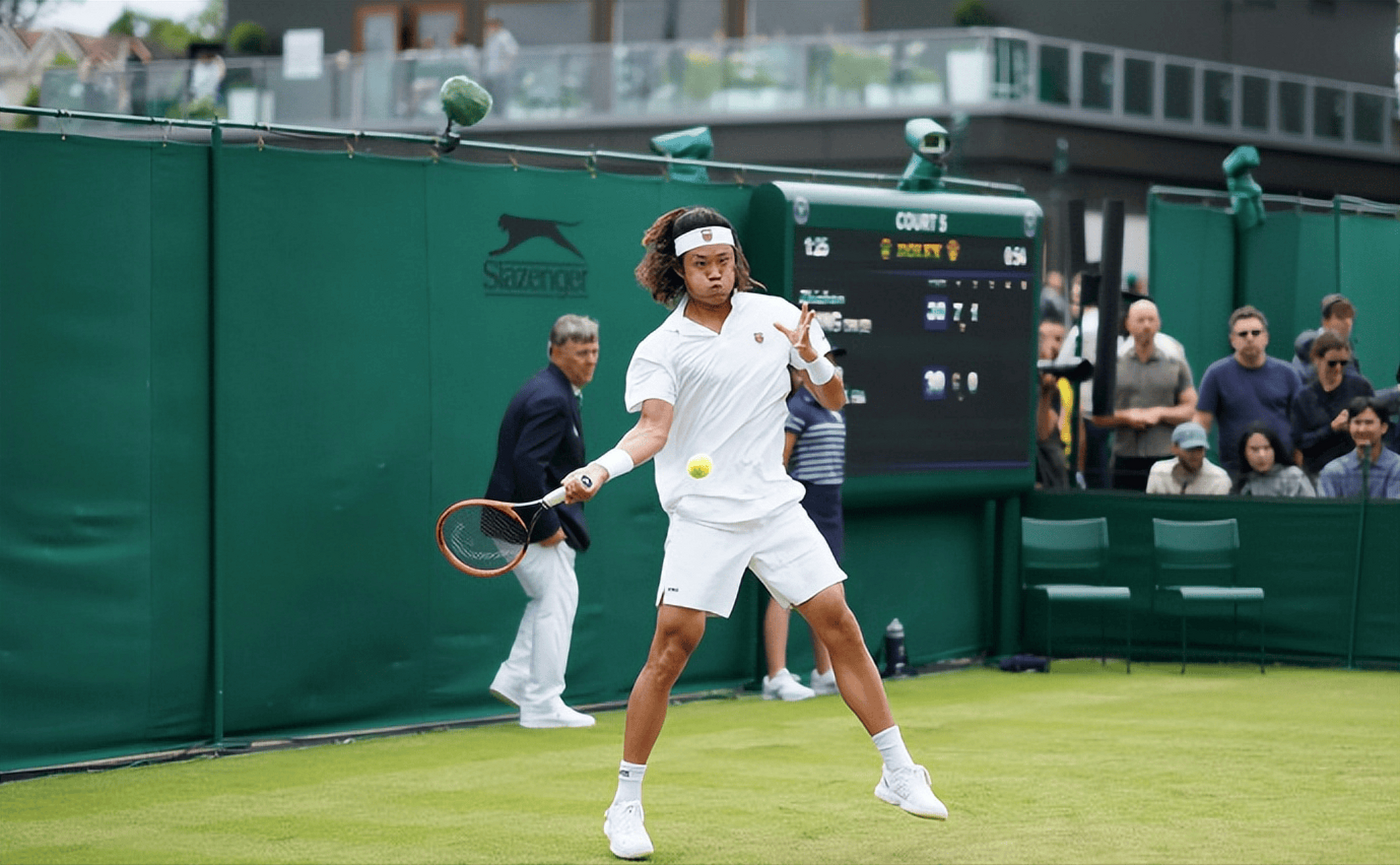 北京时间7月5日,温布尔登网球锦标赛男单首轮比赛中,中国选手张之臻