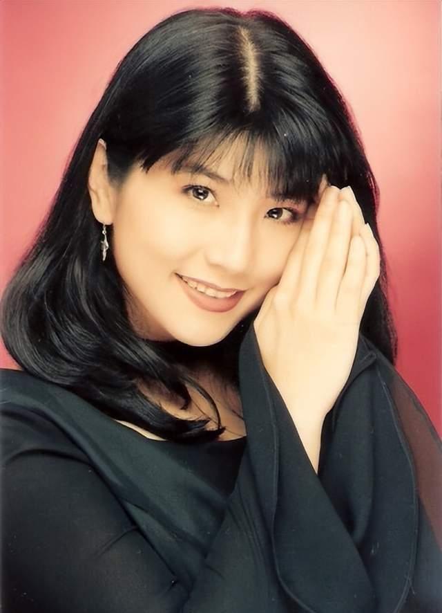 她是昔日台湾玉女歌手,事业巅峰嫁人生俩帅儿子,如今仍有异性约
