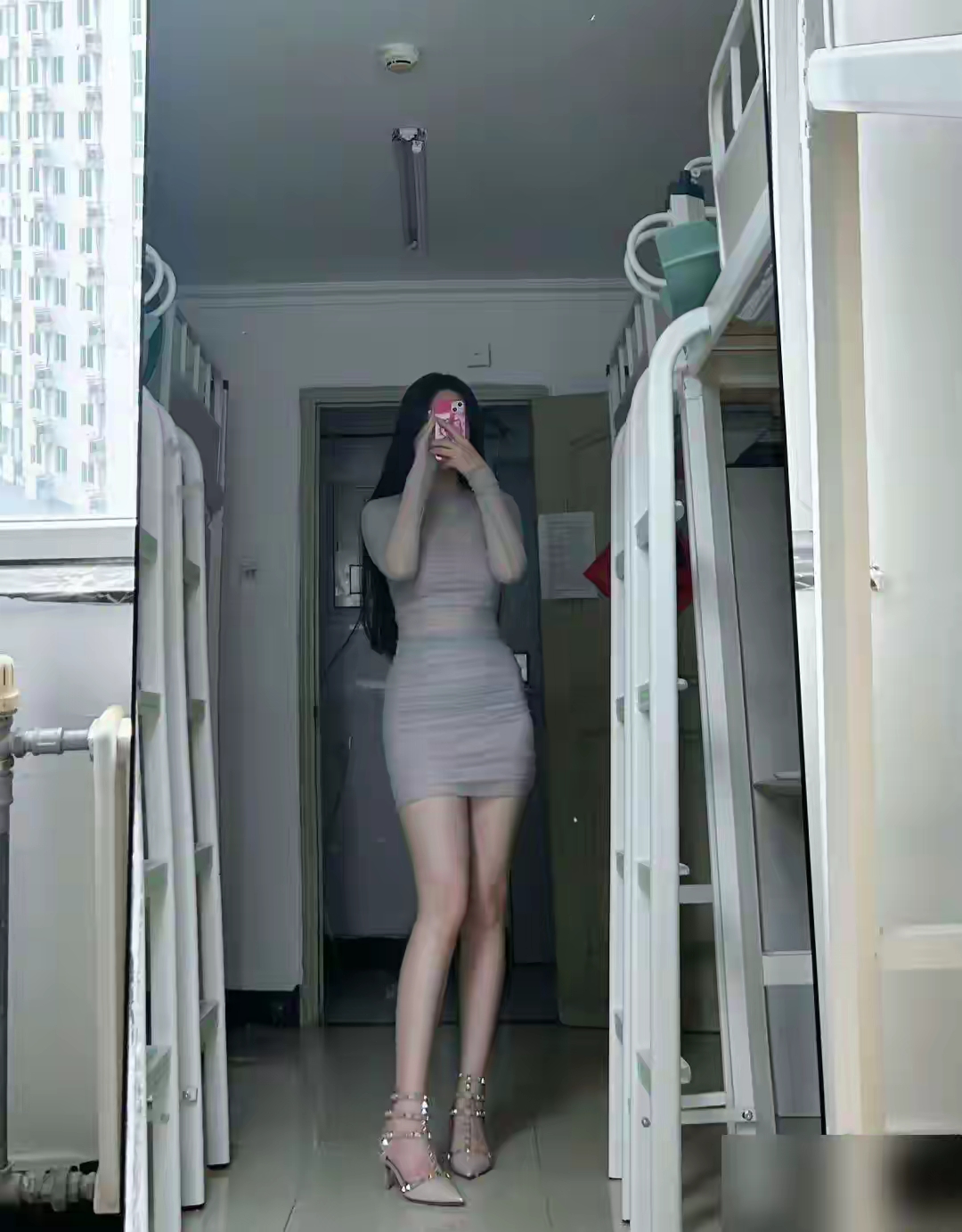 趁着宿舍没人随便拍一拍秀一下身材