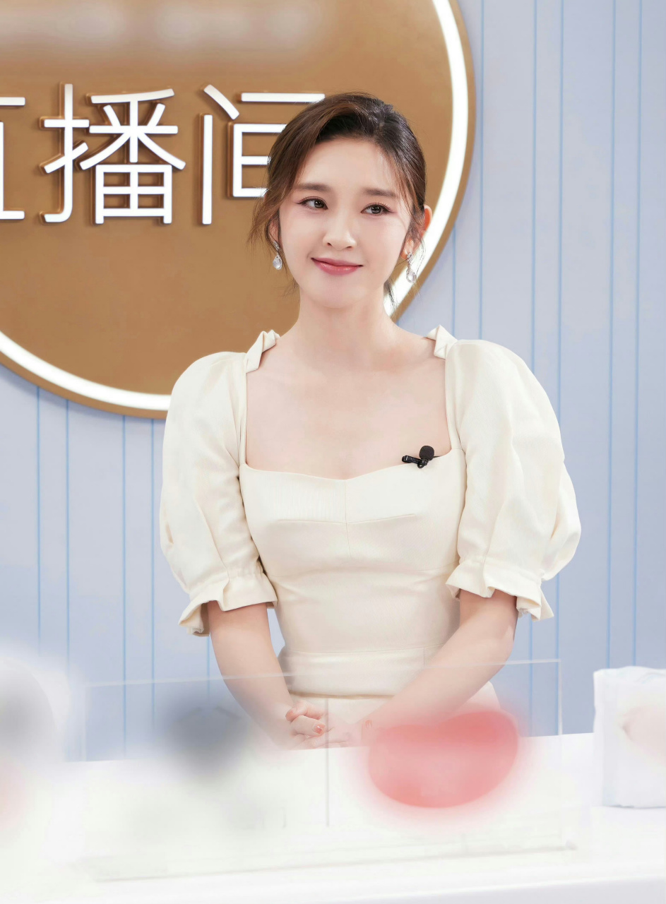 唐艺昕,白色短袖连衣裙搭配银色高跟鞋,端庄优雅!