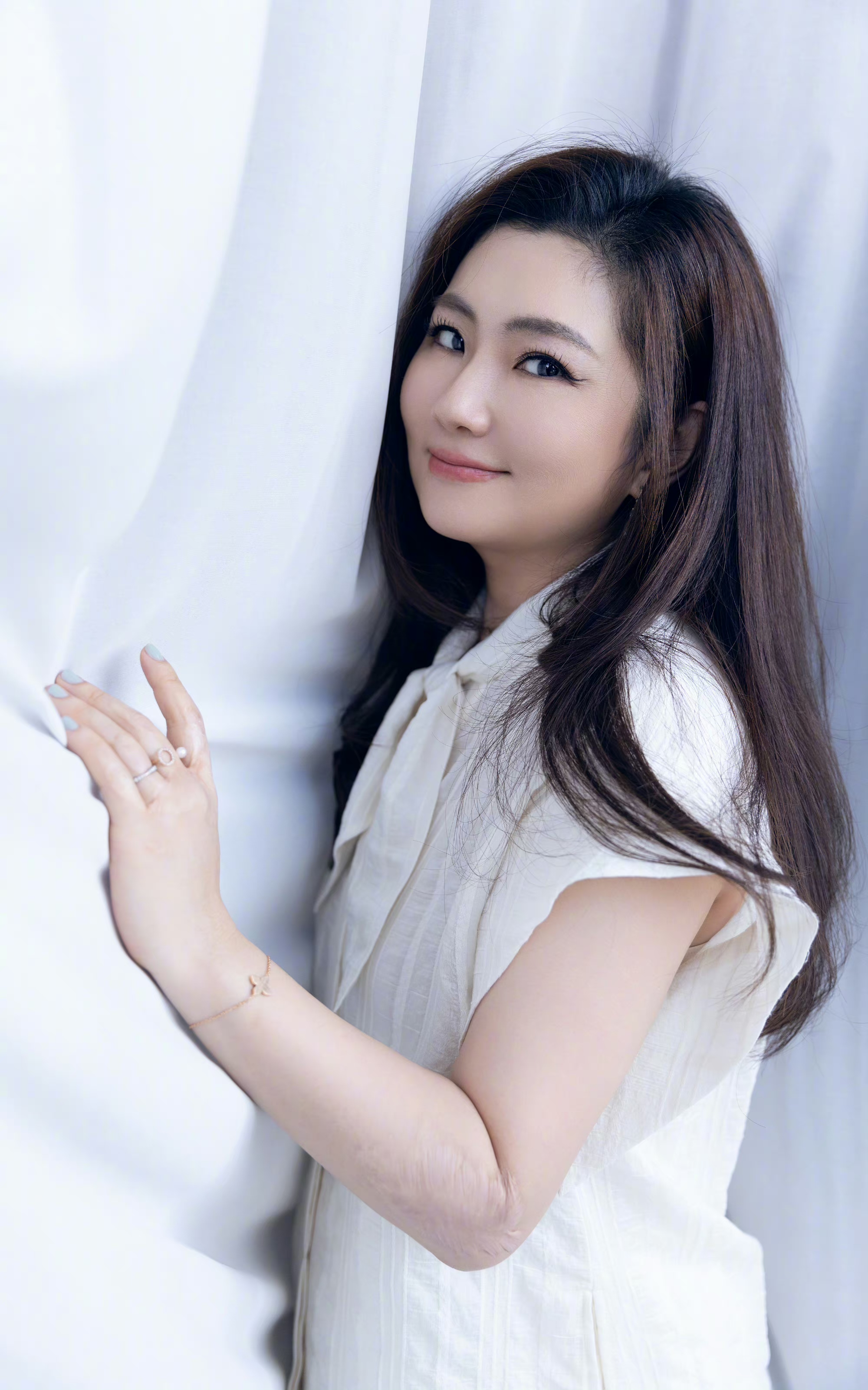 selina任家萱大方晒火伤后疤痕,这么多年早已浴火重生,当了妈妈后更加