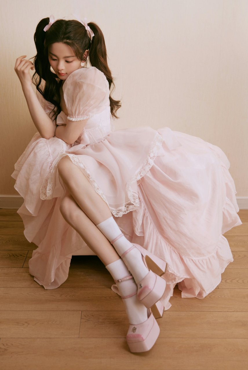 杨超越,粉色短袖连衣裙搭配白袜,扎两个马尾辫,美得像个芭比娃娃!
