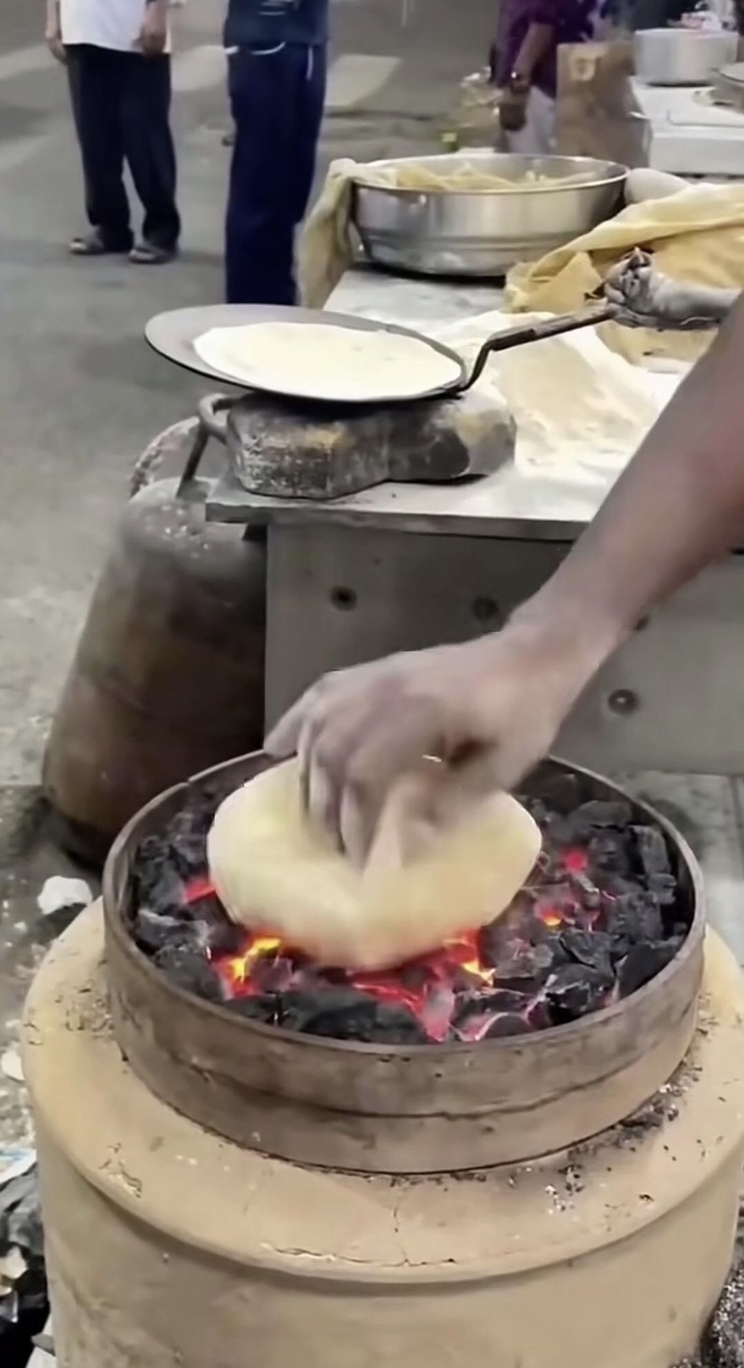 老式烤饼模具用煤火烤图片