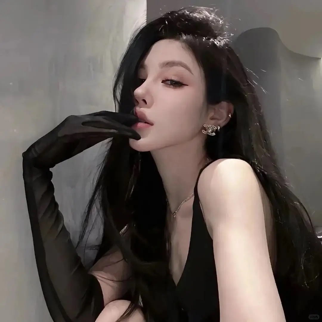 那天,他叫我去他的办公室,我进屋后他反手就把门插上了