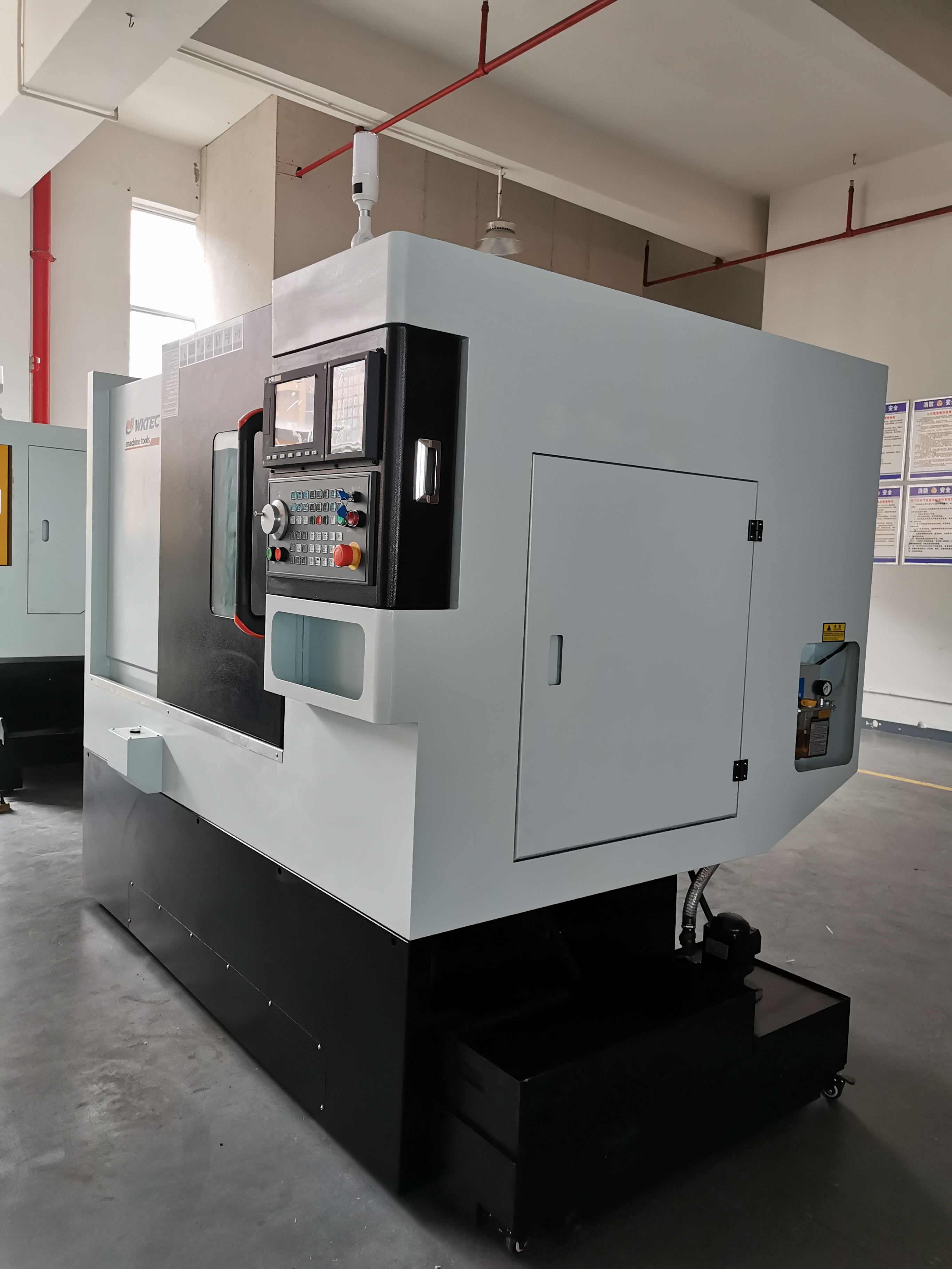 1 启动主轴,试切工件外圆,保持x方向不移动,然后停主轴,测量出工件的