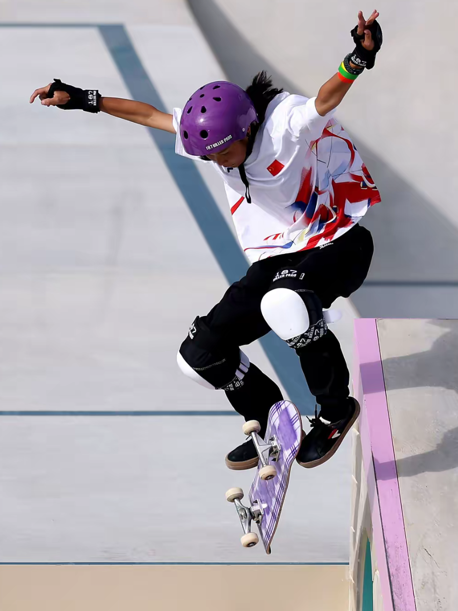 刚刚,巴黎奥运会滑板女子街式赛决赛,14岁中国小将崔宸曦 以241