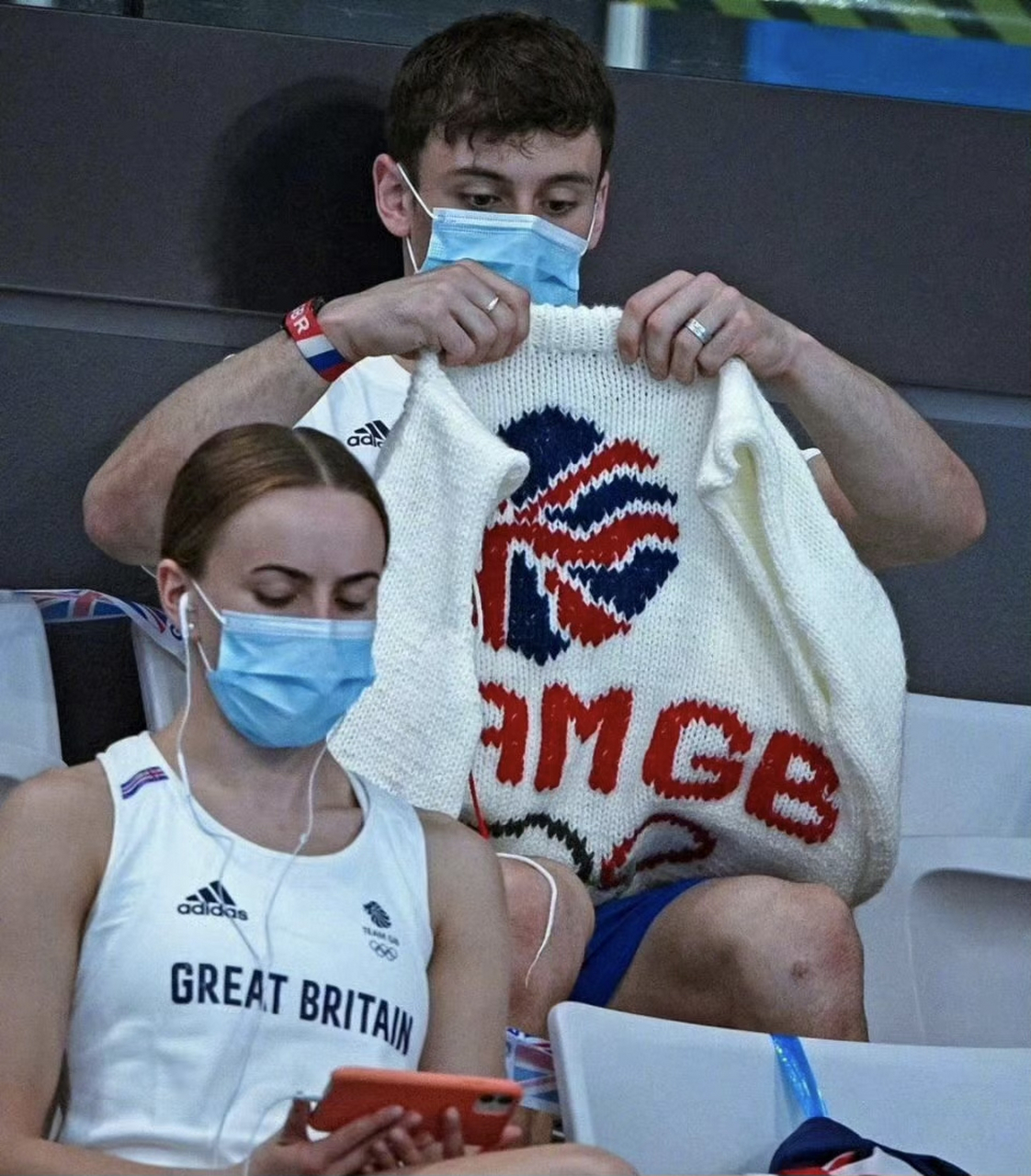 英国跳水名将戴利不止跳水厉害,织毛衣技术也是一流,就连看比赛都在织