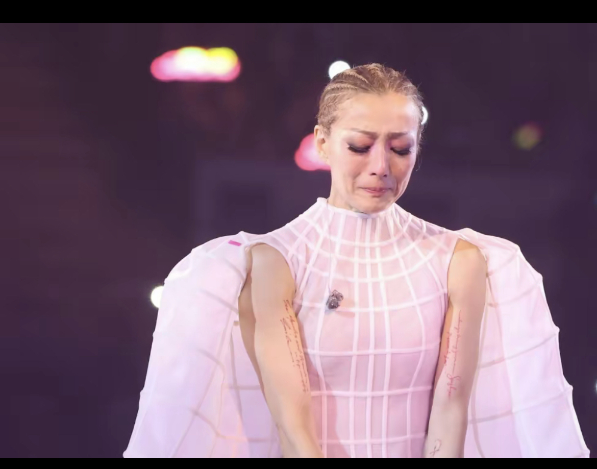 郑秀文和许志安同台演出哭成泪人,坦言会珍惜婚姻,丈夫却没表态!