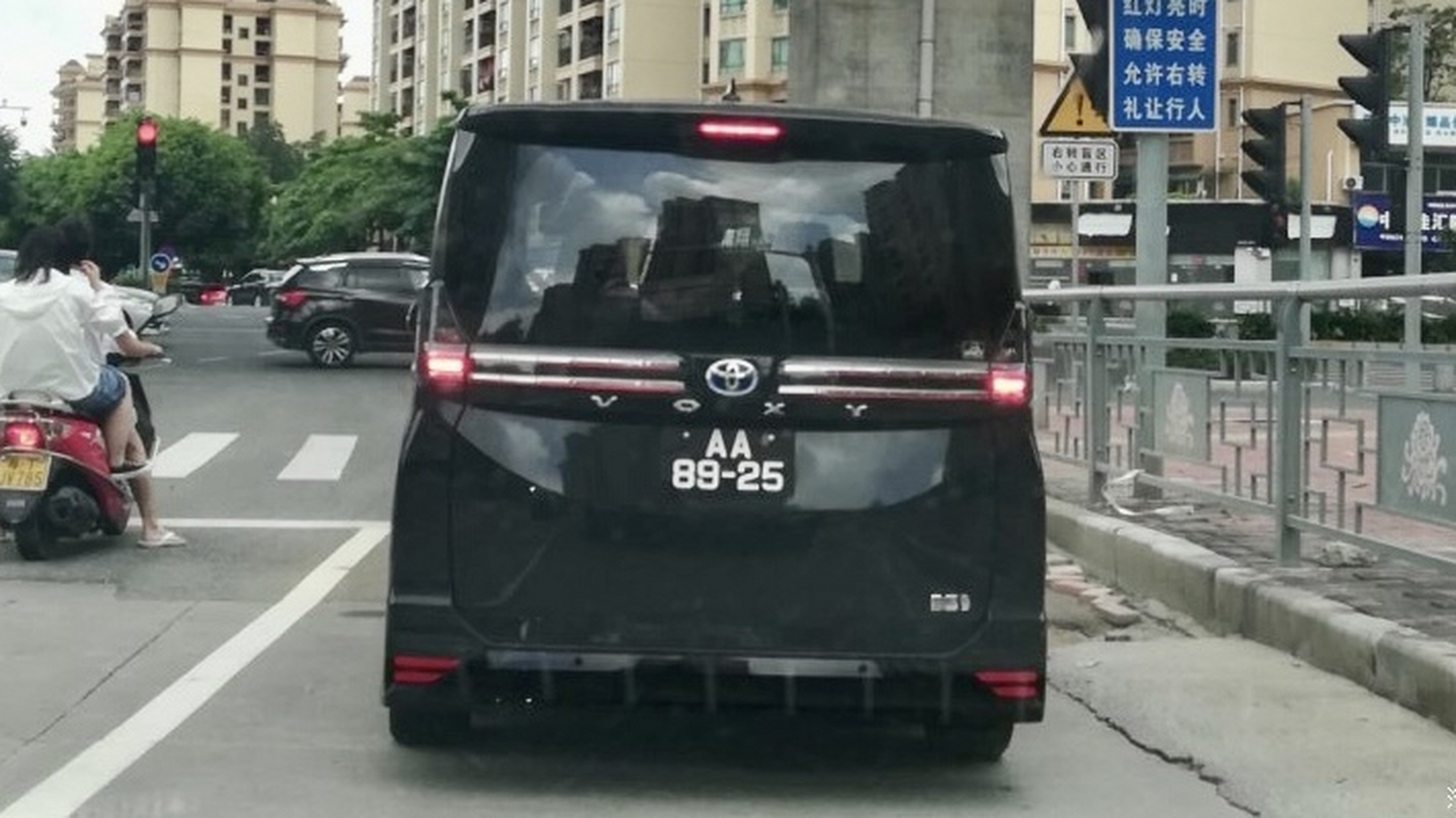 丰田小号埃尔法——voxy,惊现国内街头?