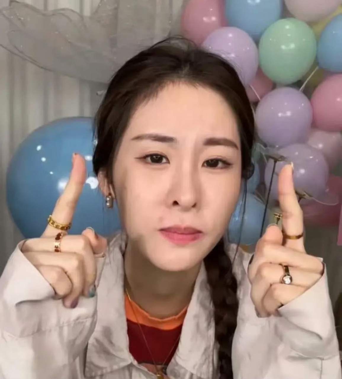 张碧晨素颜出镜啦,这状态真的很不错啦,生过孩子还能有这么好的皮肤