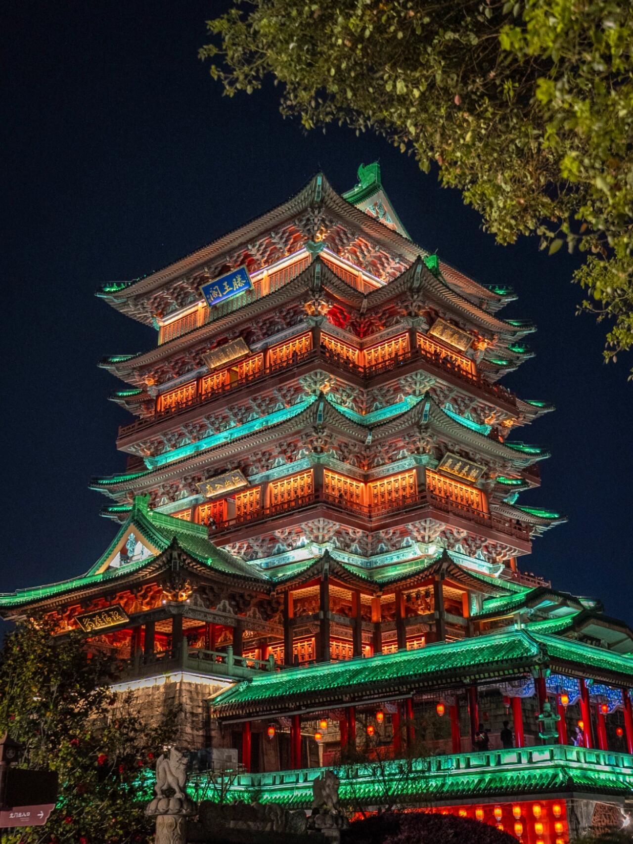 滕王阁,这座屹立于江西省南昌市东湖区沿江路,赣江东岸的古老建筑,与