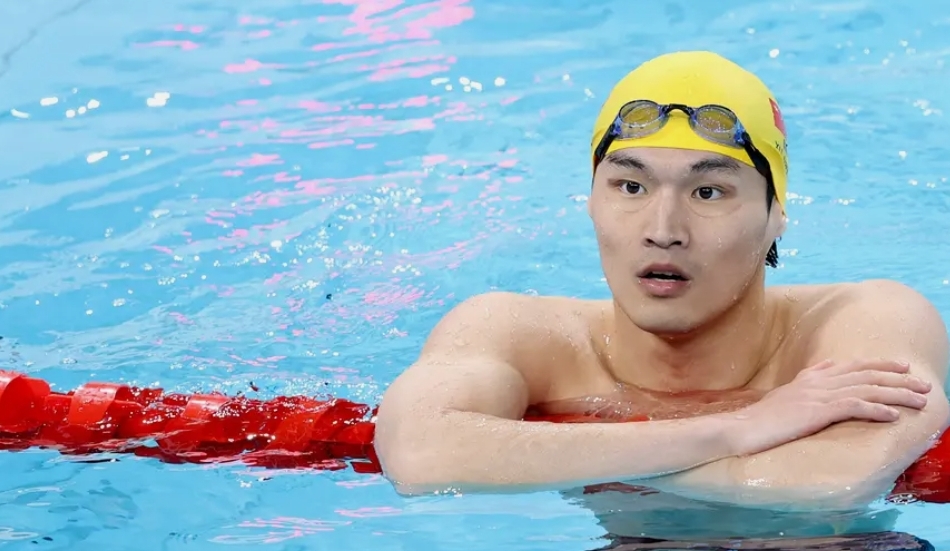 北京时间7月29日,男子100米仰泳半决赛中,徐嘉余以52秒02的优异成绩