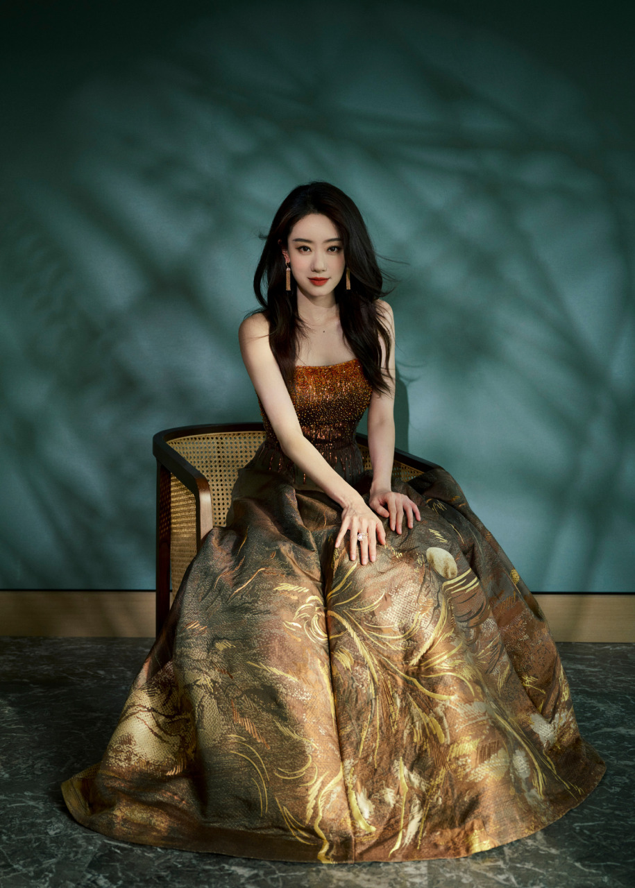 璀璨星河,魅力启航 —— 张小斐高定礼服裙写真,绽放无限光彩