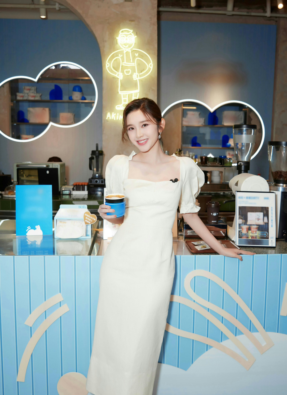 唐艺昕,白色短袖连衣裙搭配银色高跟鞋,端庄优雅!