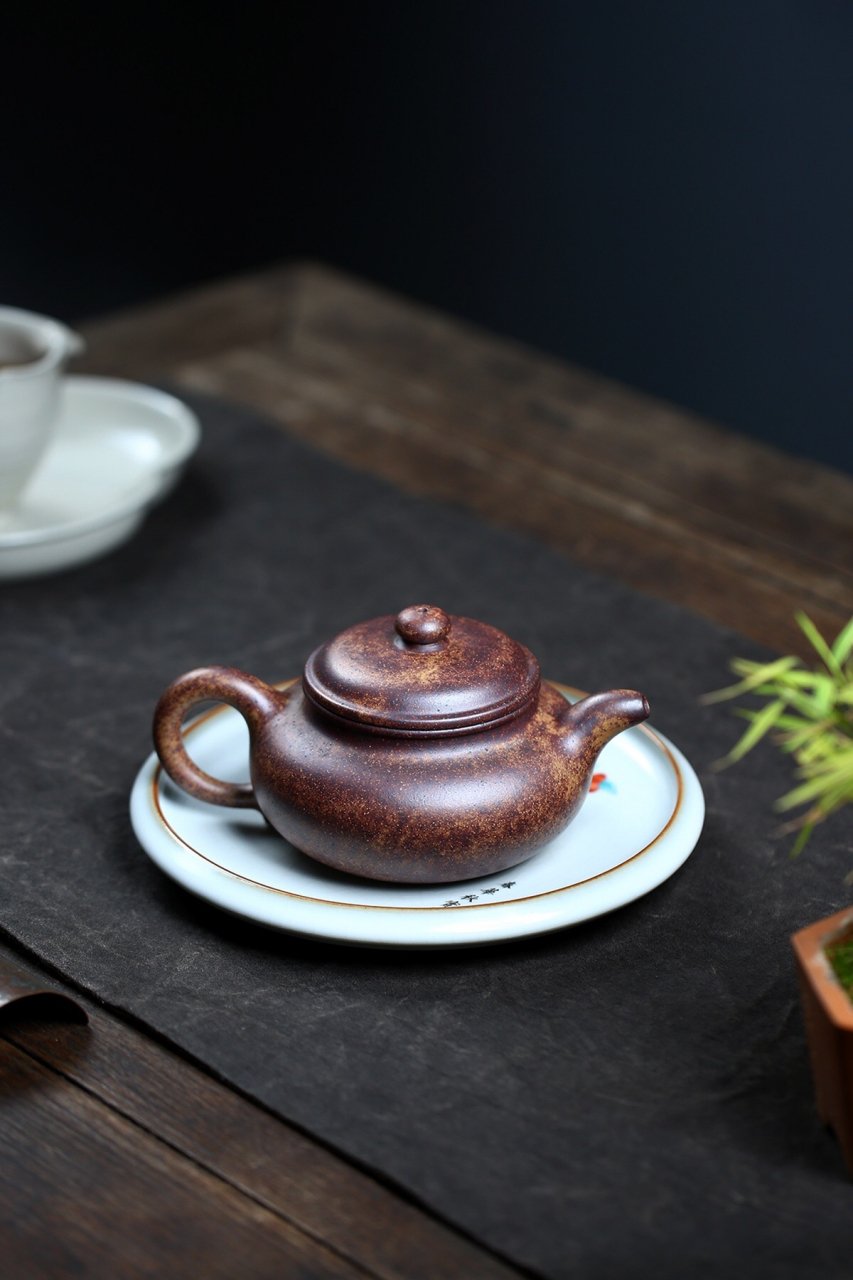 景舟仿古壶是紫砂壶中的经典款式之一,由紫砂泰斗顾景舟先生所创制.