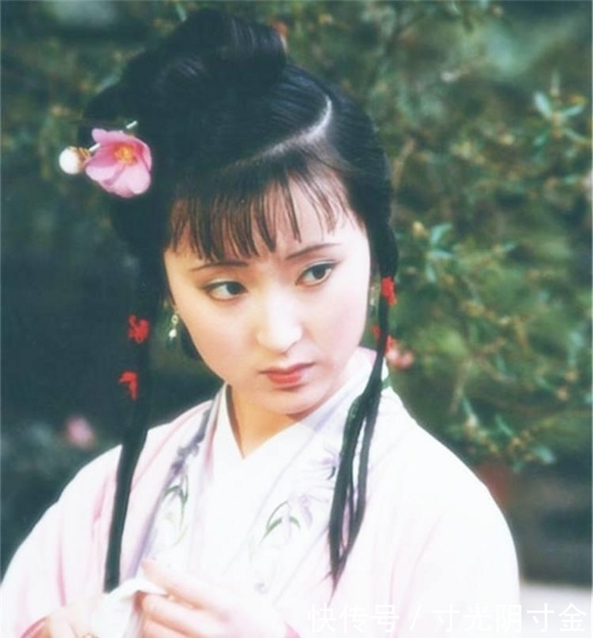 1986年,23岁的何赛飞饰演红楼梦"黛玉葬花"时的剧照.