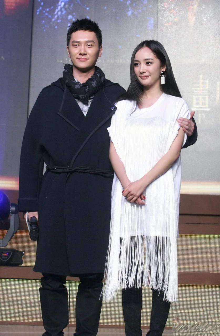 杨幂与冯绍峰同框,这对屏幕情侣,无论身材与气质还是蛮搭的!
