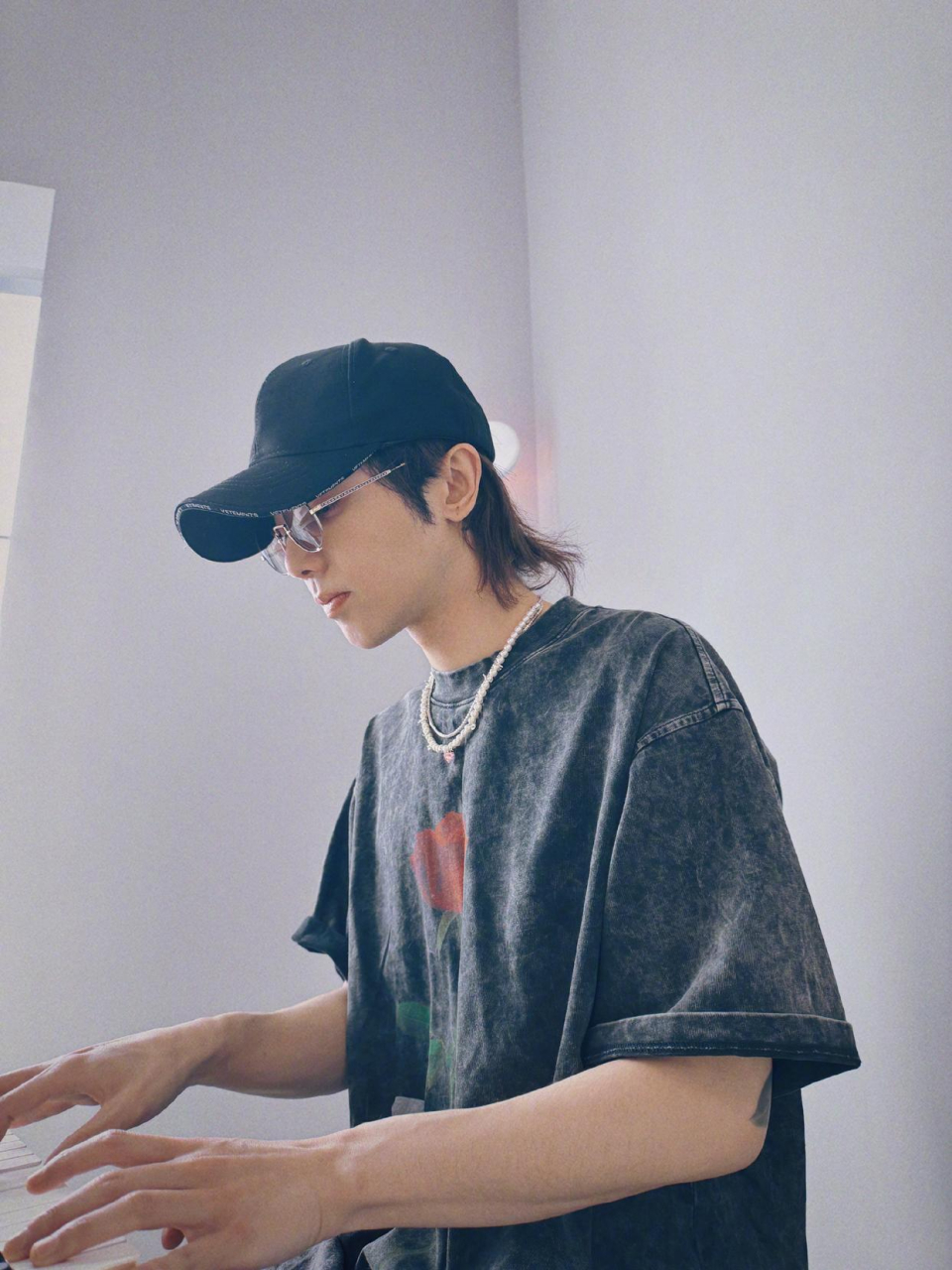 华晨宇的手肘后面是纹身吗?纹了啥啊?