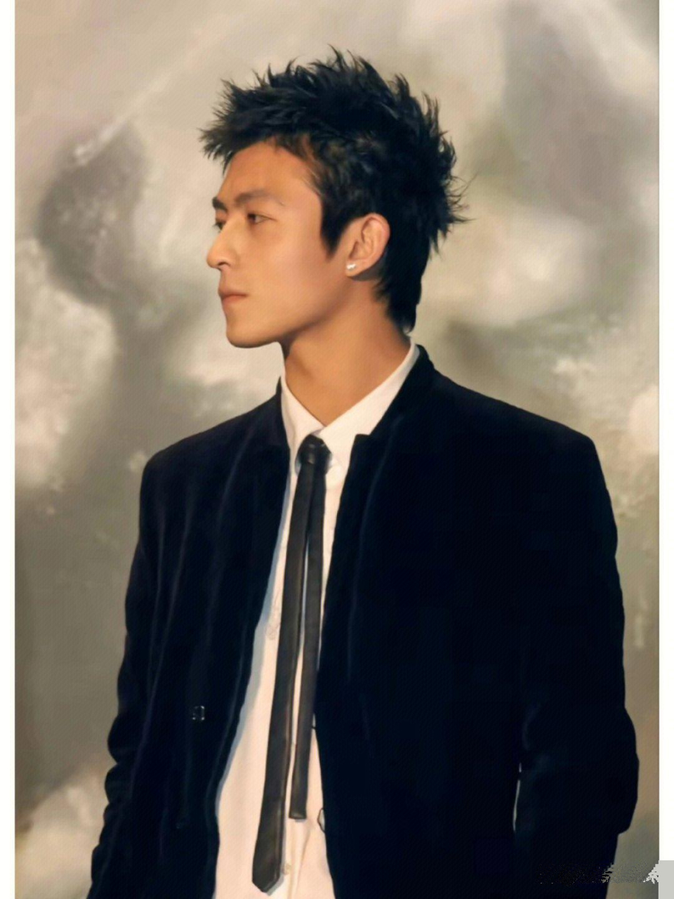 陈冠希当年参加东京电影节的照片,发型痞帅,穿衣绅士,脸部流畅,不愧是