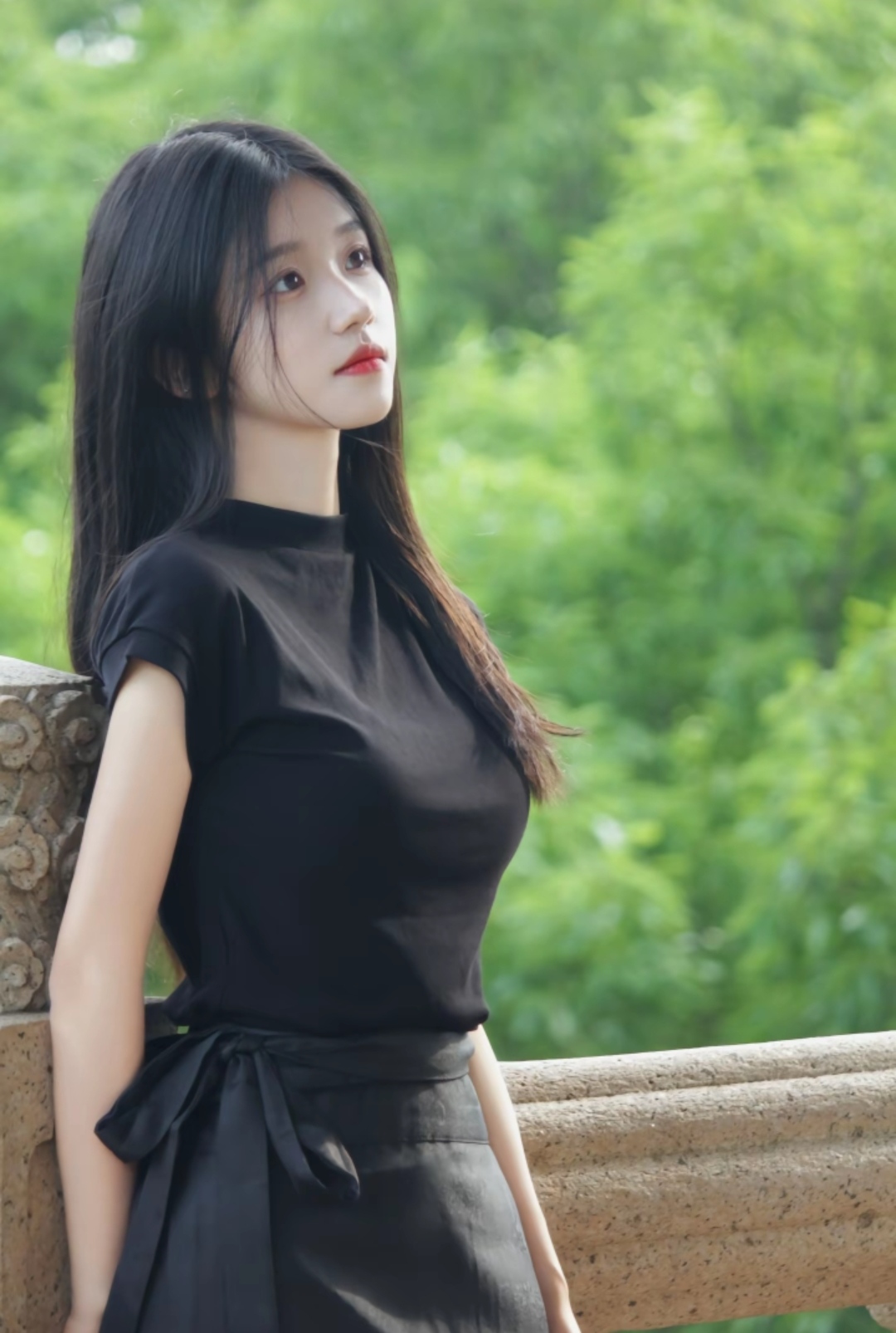 燥热的夏天,能够见到如此美丽动人的小姐姐,也是很舒服的