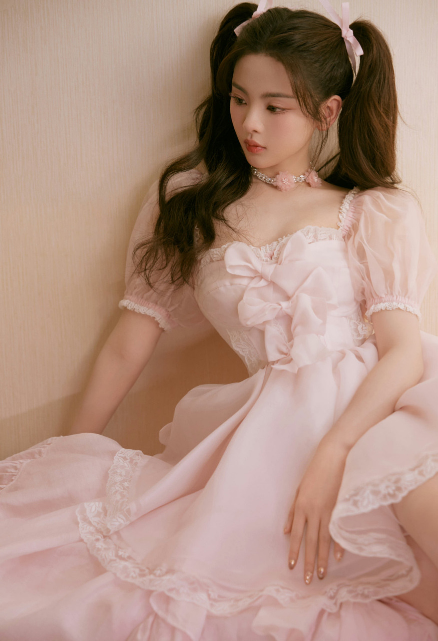 杨超越,粉色短袖连衣裙搭配白袜,扎两个马尾辫,美得像个芭比娃娃!