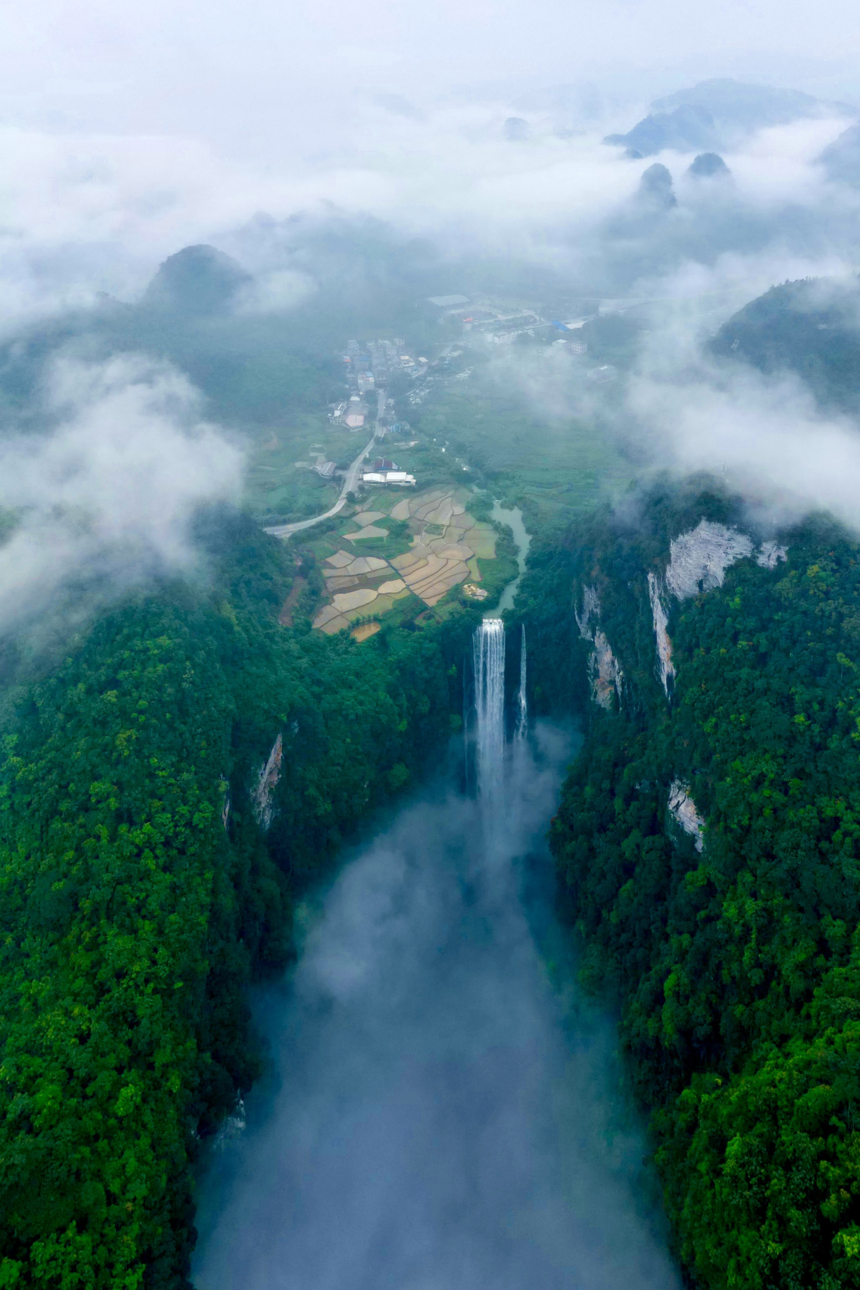 在百色众多峡谷景观之中,通灵大峡谷和古龙山峡谷群最具看点.