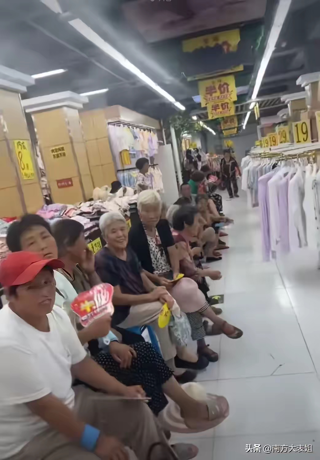 湖北武汉,有一家超市的老板在网上抱怨,最近很多老人家拖家带口来到他