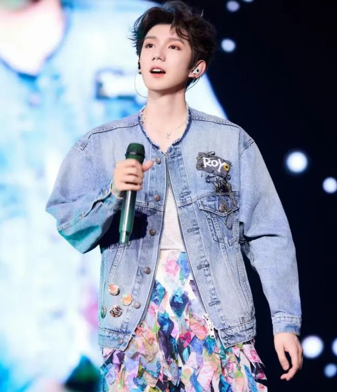 王源陆虎合唱《骄傲》缅怀赵英俊